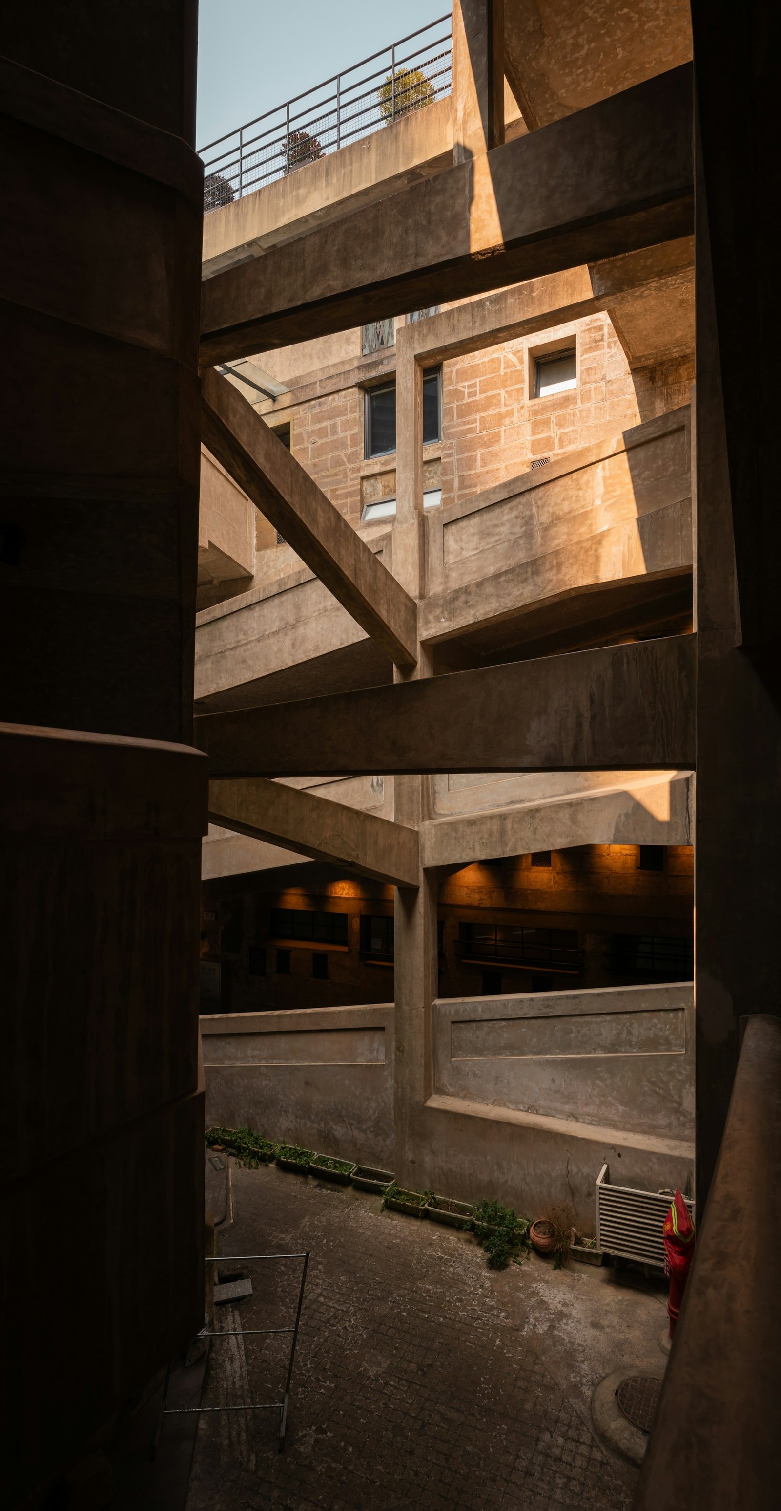 Arquitetura em concreto com linhas marcantes e luz natural